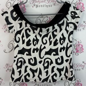 Xs clothing, cropped T-shirt, Elegant Black and White Patterned Women's Top